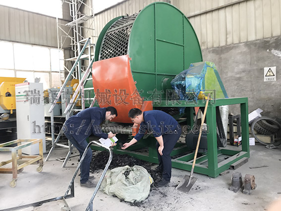 俄羅斯客戶購(gòu)機(jī)輪胎撕碎機(jī)