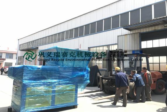 邵通客戶提貨大型單軸撕碎設(shè)備一套