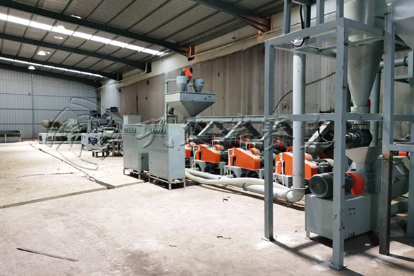 廢舊輪胎精細(xì)磨粉機(jī)組成套設(shè)備在咸陽出分力