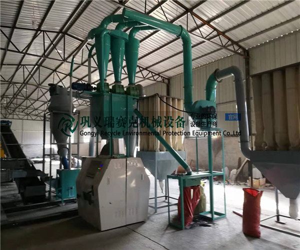 蕪湖廢輪胎切塊雙輥磨粉設(shè)備抵達客戶現(xiàn)場