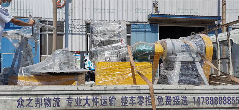 廢舊輪胎處理設(shè)備之輪胎打塊機(jī)發(fā)往安徽篇章