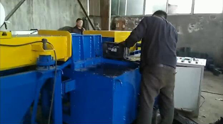 鉛酸電池拆解全過程，全自動(dòng)，省時(shí)省力