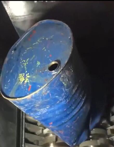 易拉罐_大藍(lán)桶的撕碎機(jī)案例視頻