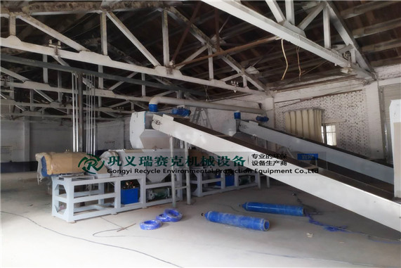 邢臺橡膠顆粒粉碎設(shè)備_廢舊輪胎生產(chǎn)橡膠顆粒設(shè)備現(xiàn)場